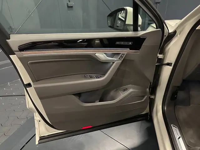 Volkswagen Touareg view 13