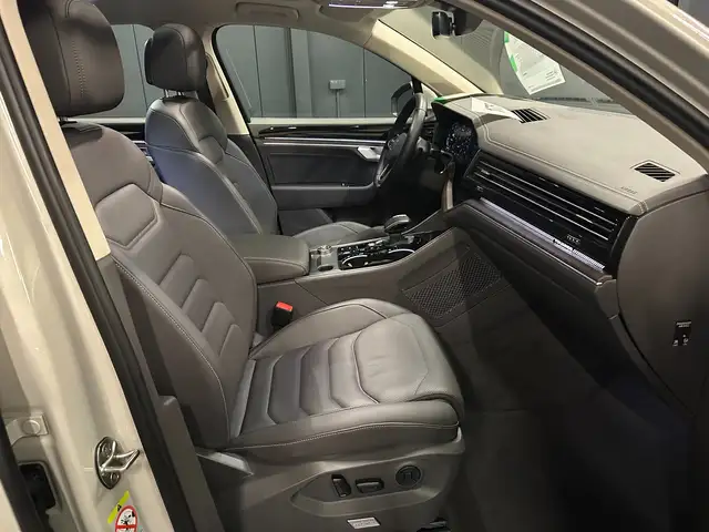 Volkswagen Touareg view 10