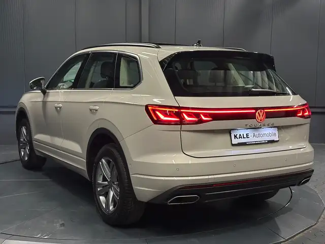 Volkswagen Touareg view 3