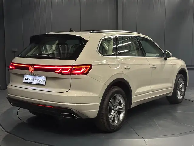 Volkswagen Touareg view 5