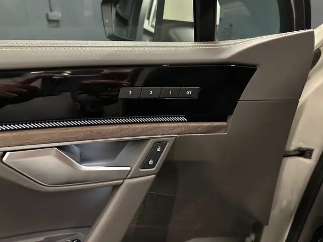 Volkswagen Touareg view 14