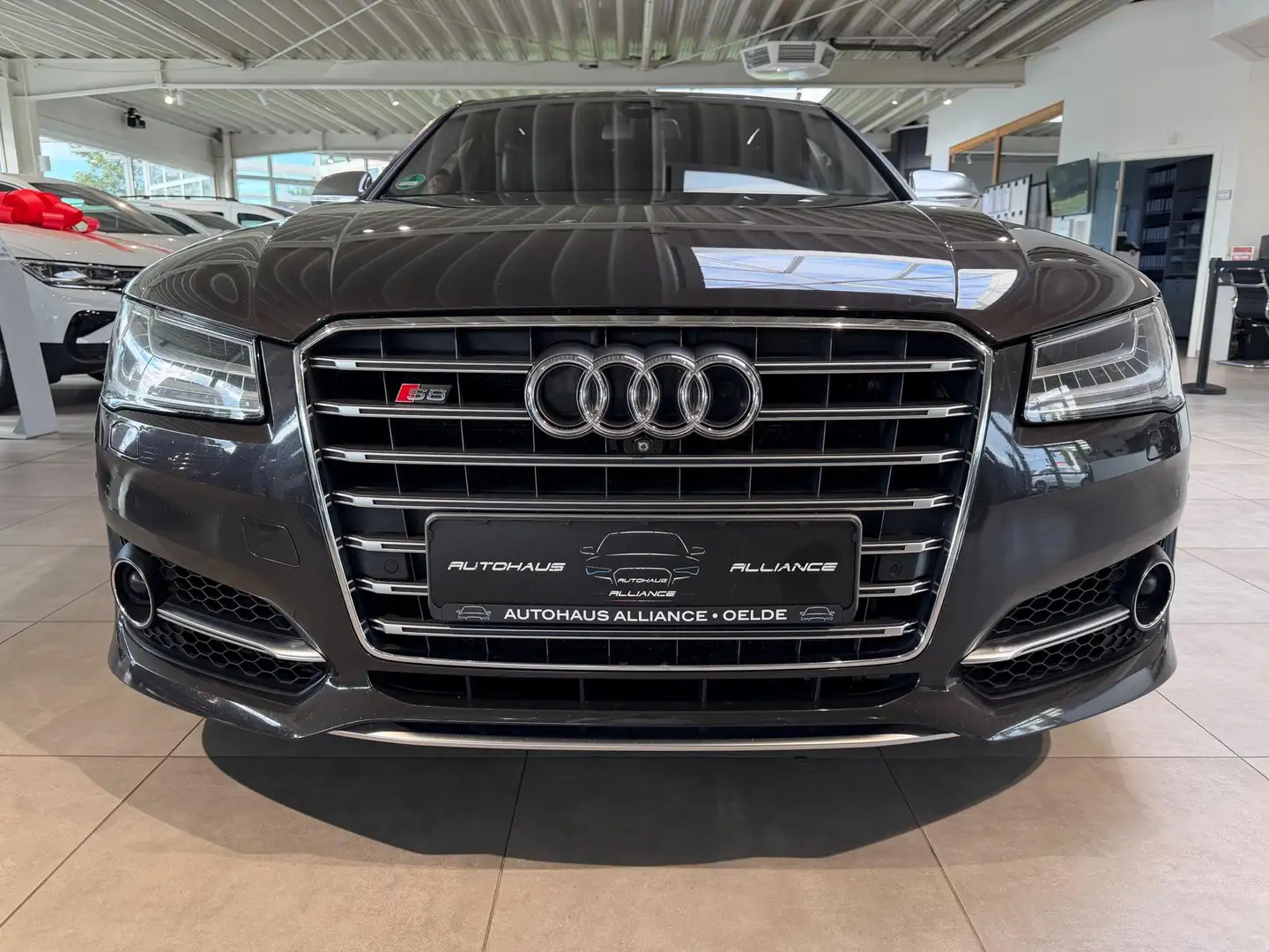Audi S8 4.0 TFSI quattro 382 kW (519 PS), Autom. 8-Gang Grau - 2