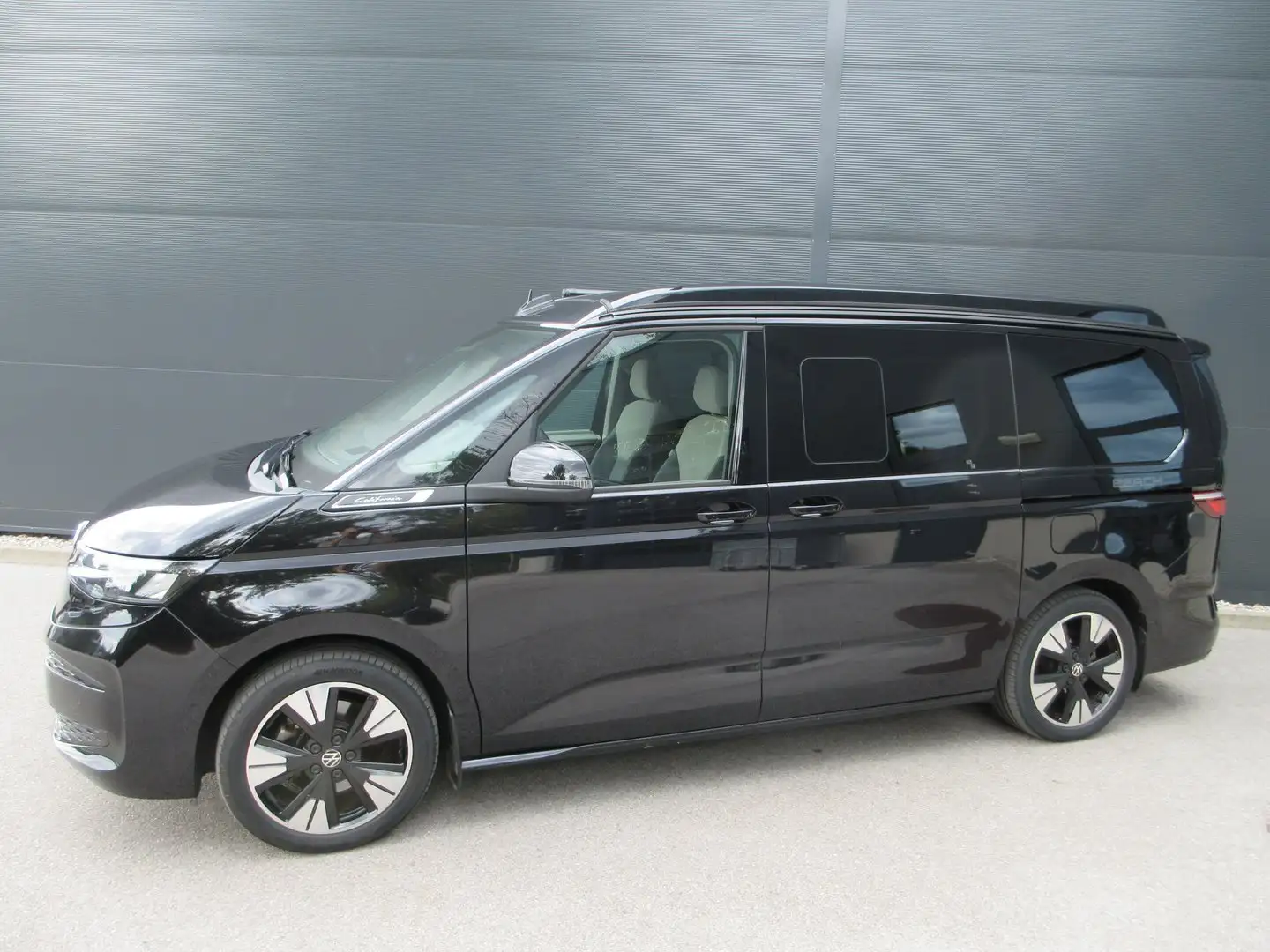 Volkswagen T7 California VW T7 California Beach eHybrid 180 kW 4M Schwarz - 2