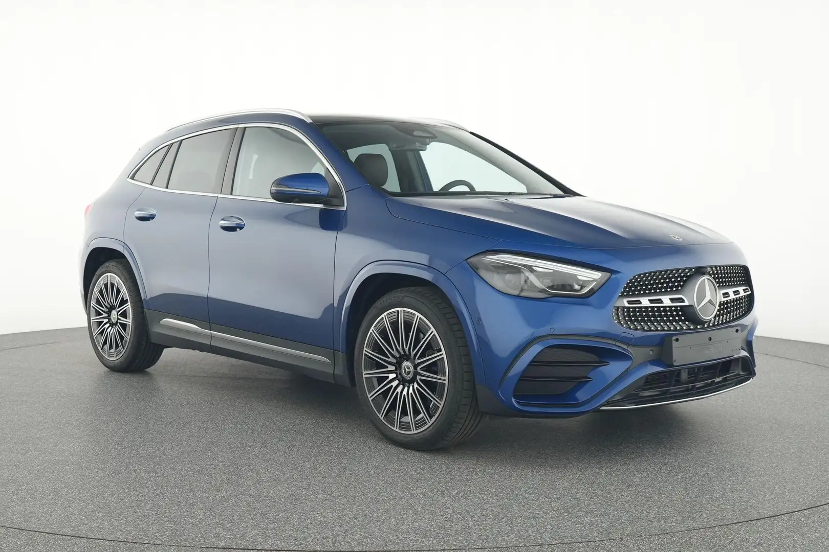 Mercedes-Benz GLA 200 AMG Line | Panoramisch Dak | 360° Parkeerpakket | Blauw - 2