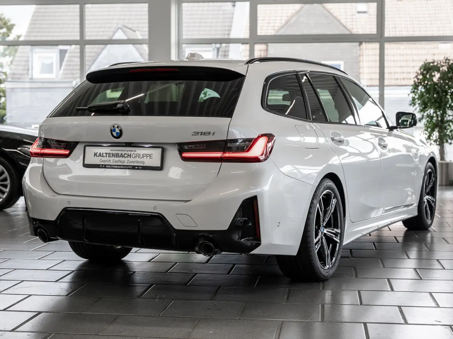 BMW 318 i Touring M-Sport PANO HUD 360° LED NAVI Weiß - 2