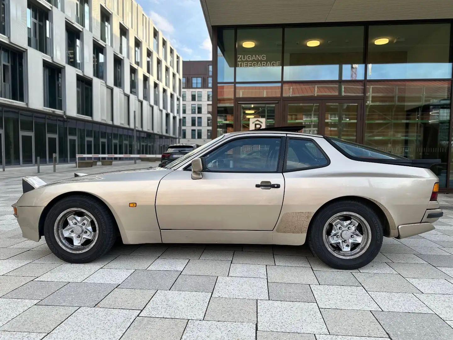 Porsche 944 Gold - 1
