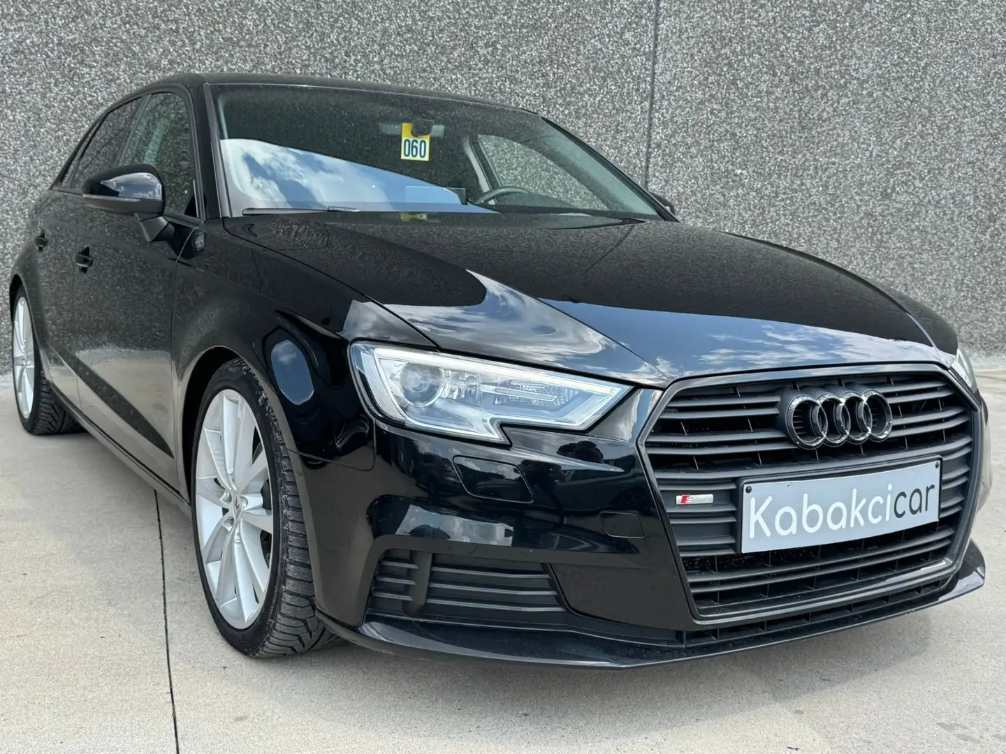 Audi A3 Sportback 1.6 TDi Sport // GARANTIE 12 MOIS // Zwart - 1