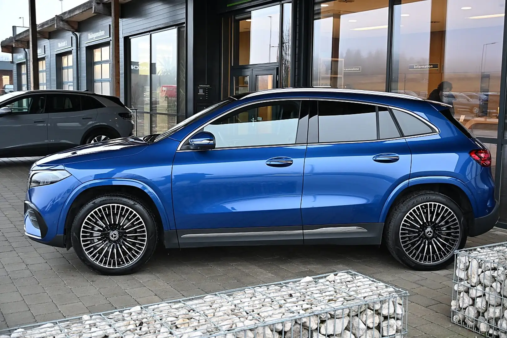 Mercedes-Benz EQA 350 66,5kWh 4Matic Aut. ACC, AHK elektr., Panor... Bleu - 2