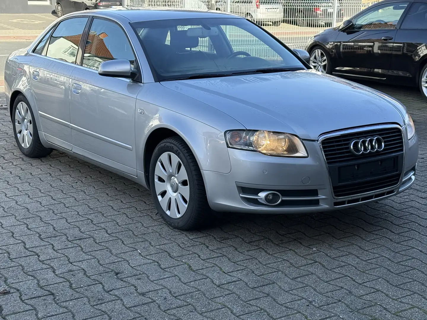 Audi A4 2.0 multitronic NAVI Sitzheizung Euro4 Silber - 2