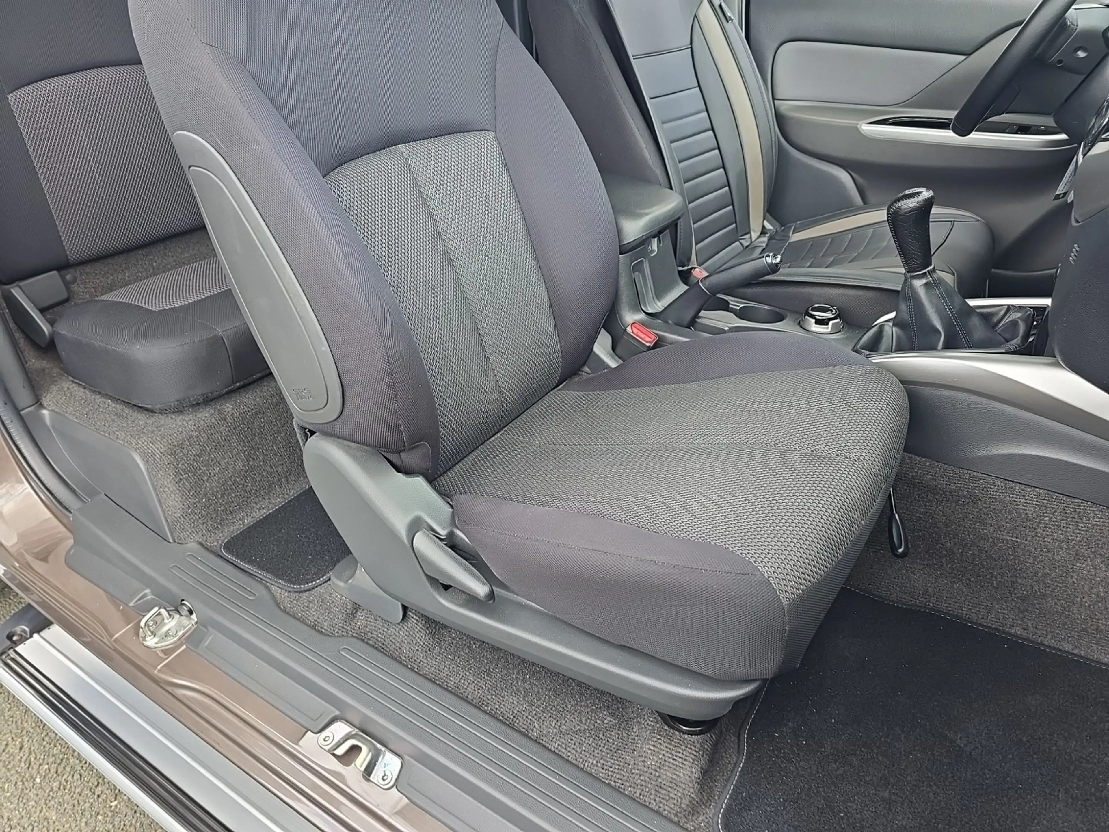 Mitsubishi L200 Plus Club Cab 4WD — photo 13