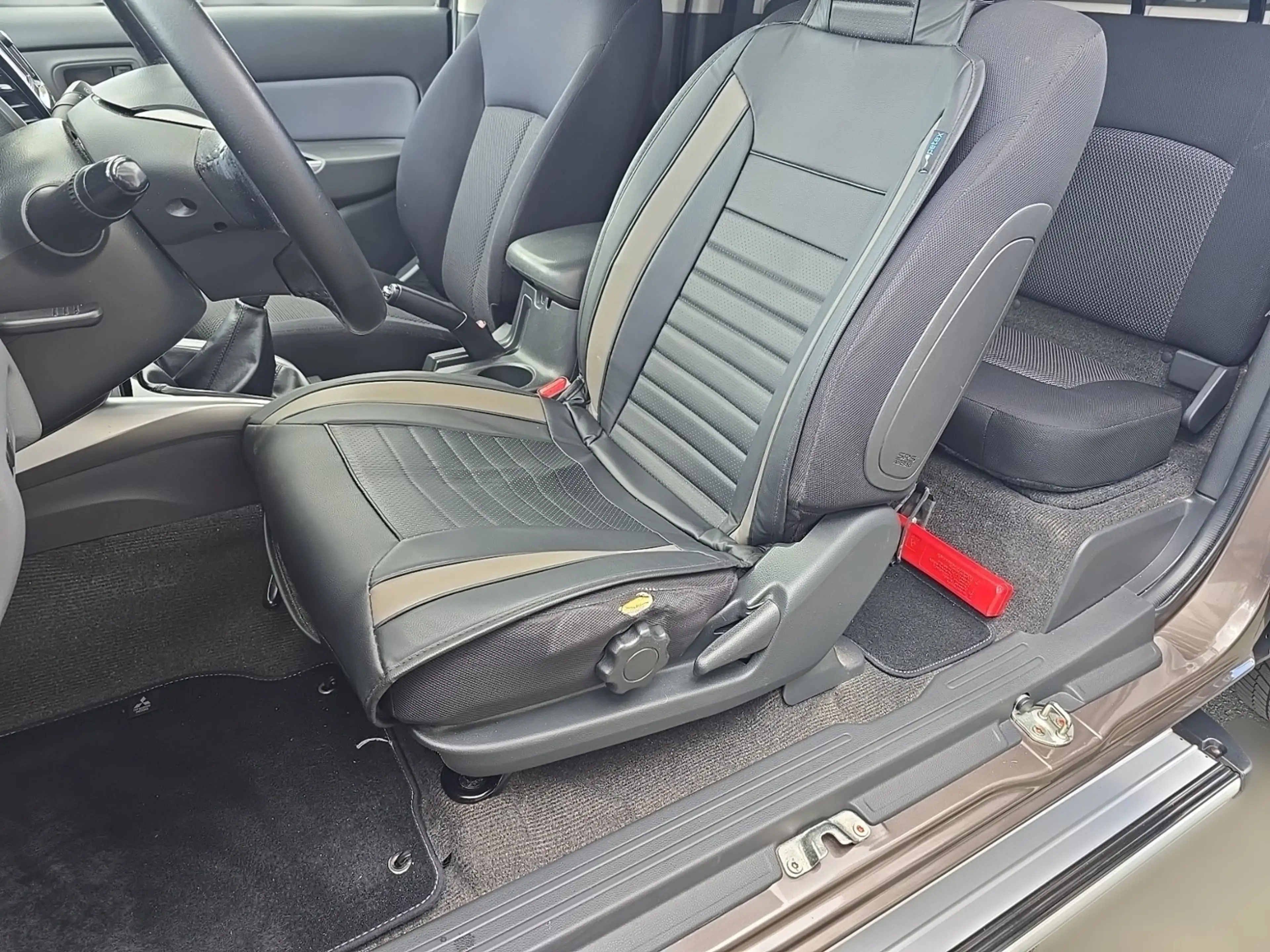Mitsubishi L200 Plus Club Cab 4WD — photo 9