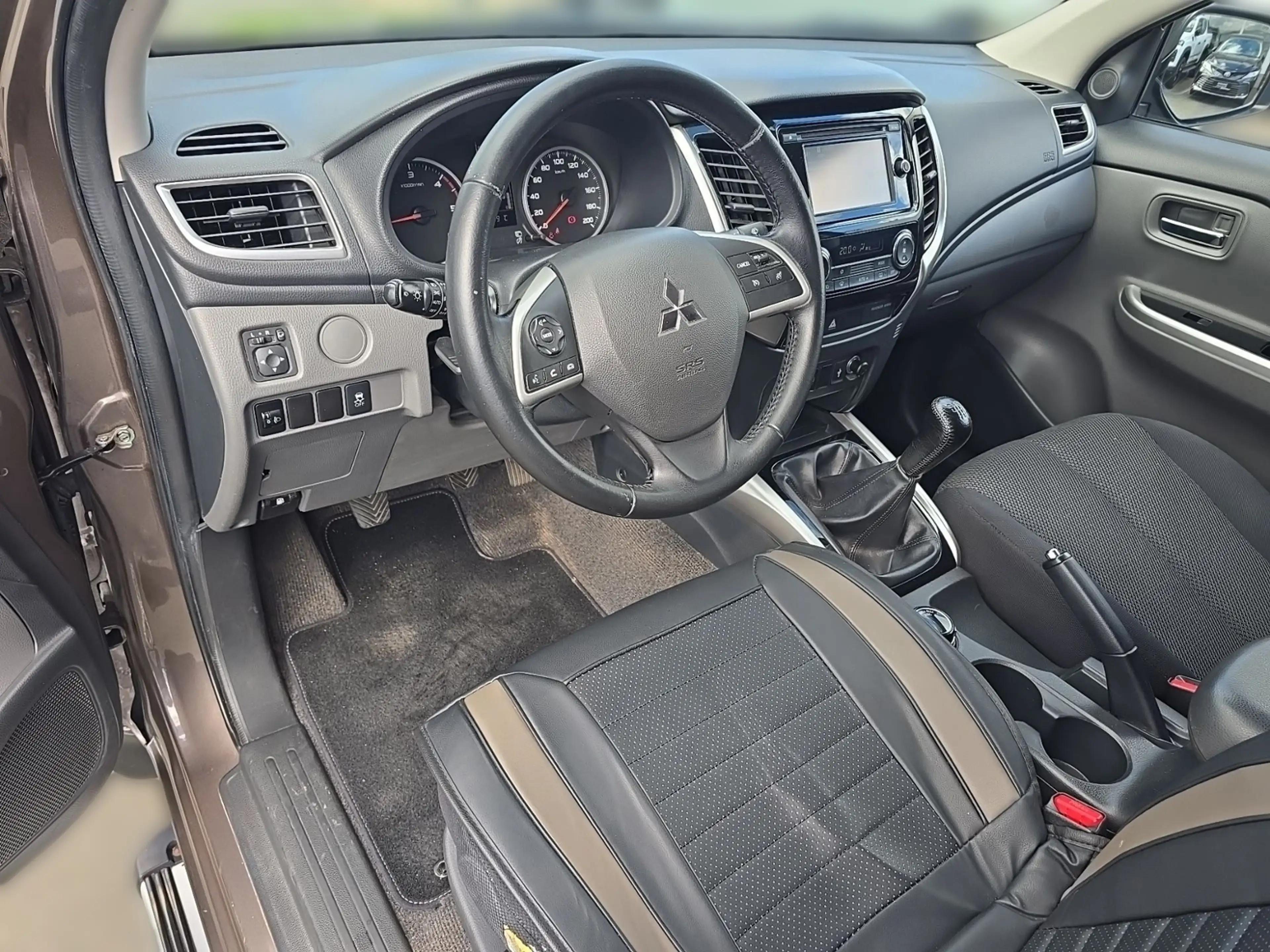 Mitsubishi L200 Plus Club Cab 4WD — photo 8