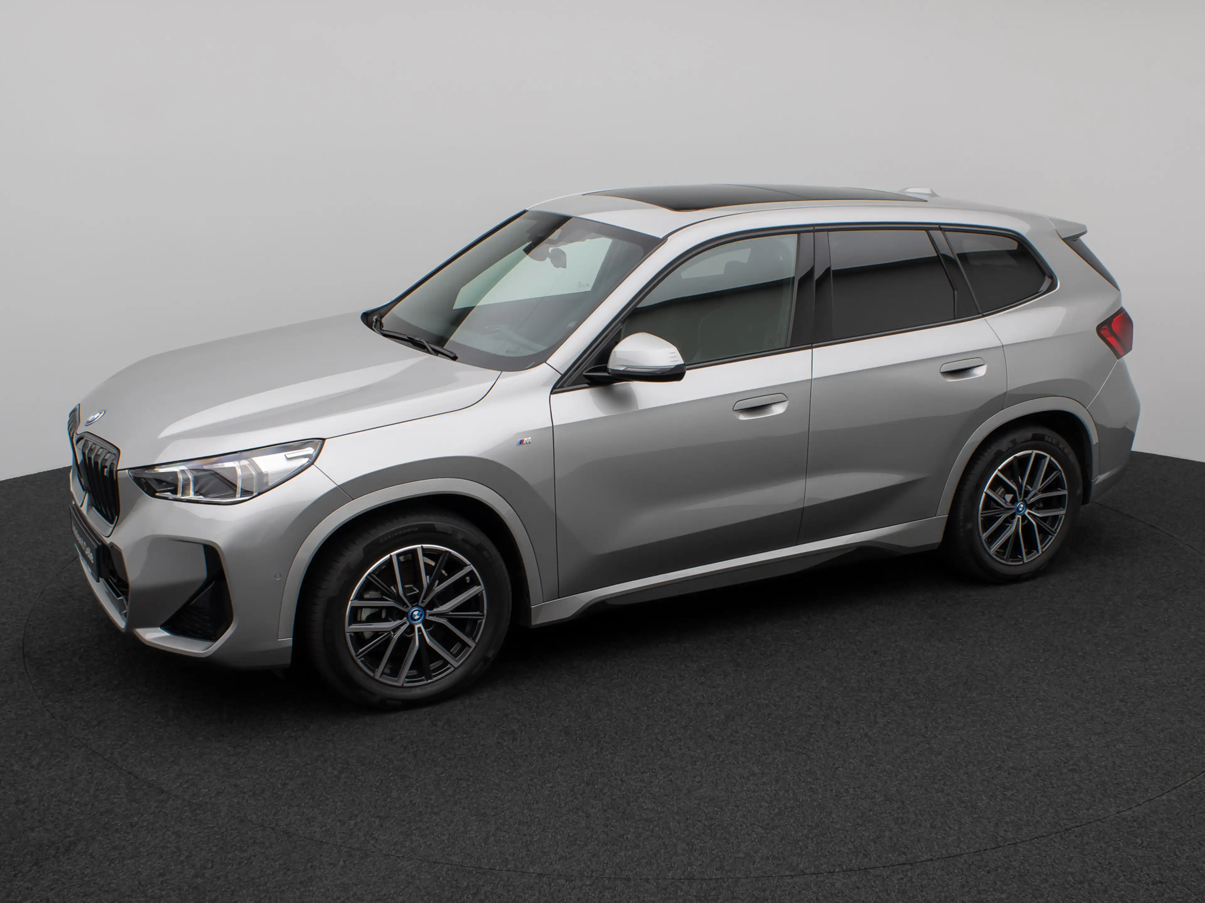 BMW iX1 M Sport Panorama Kamera DAB Komfort LED — photo 12