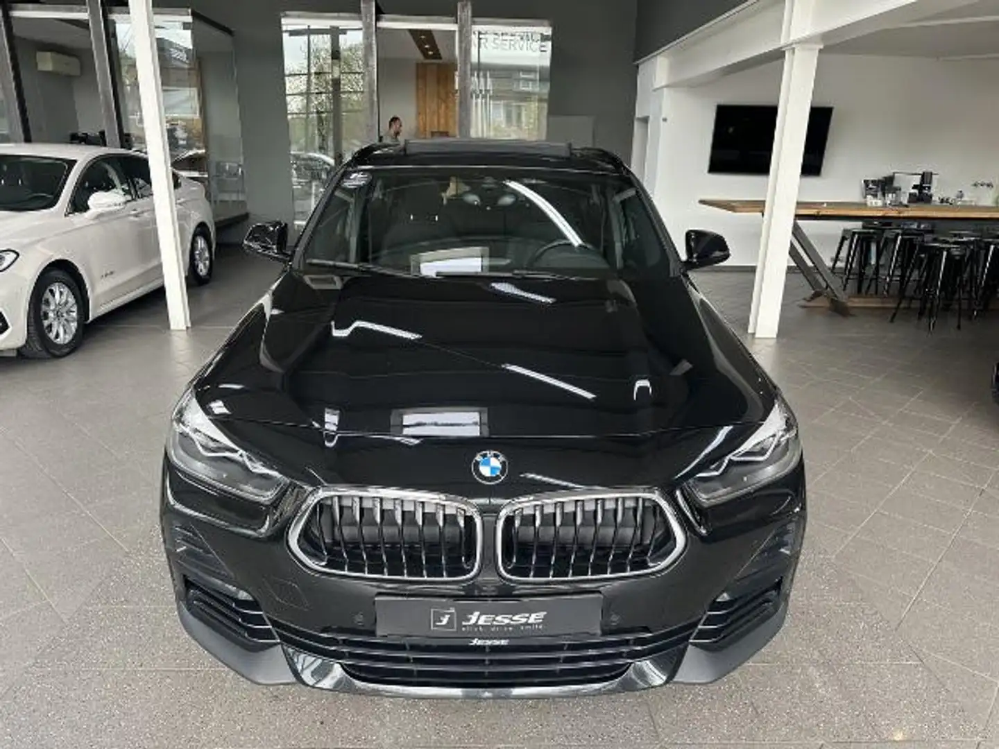 BMW X2 sDrive20d Advantage Plus LED Navi Pano. R.Cam Zwart - 2