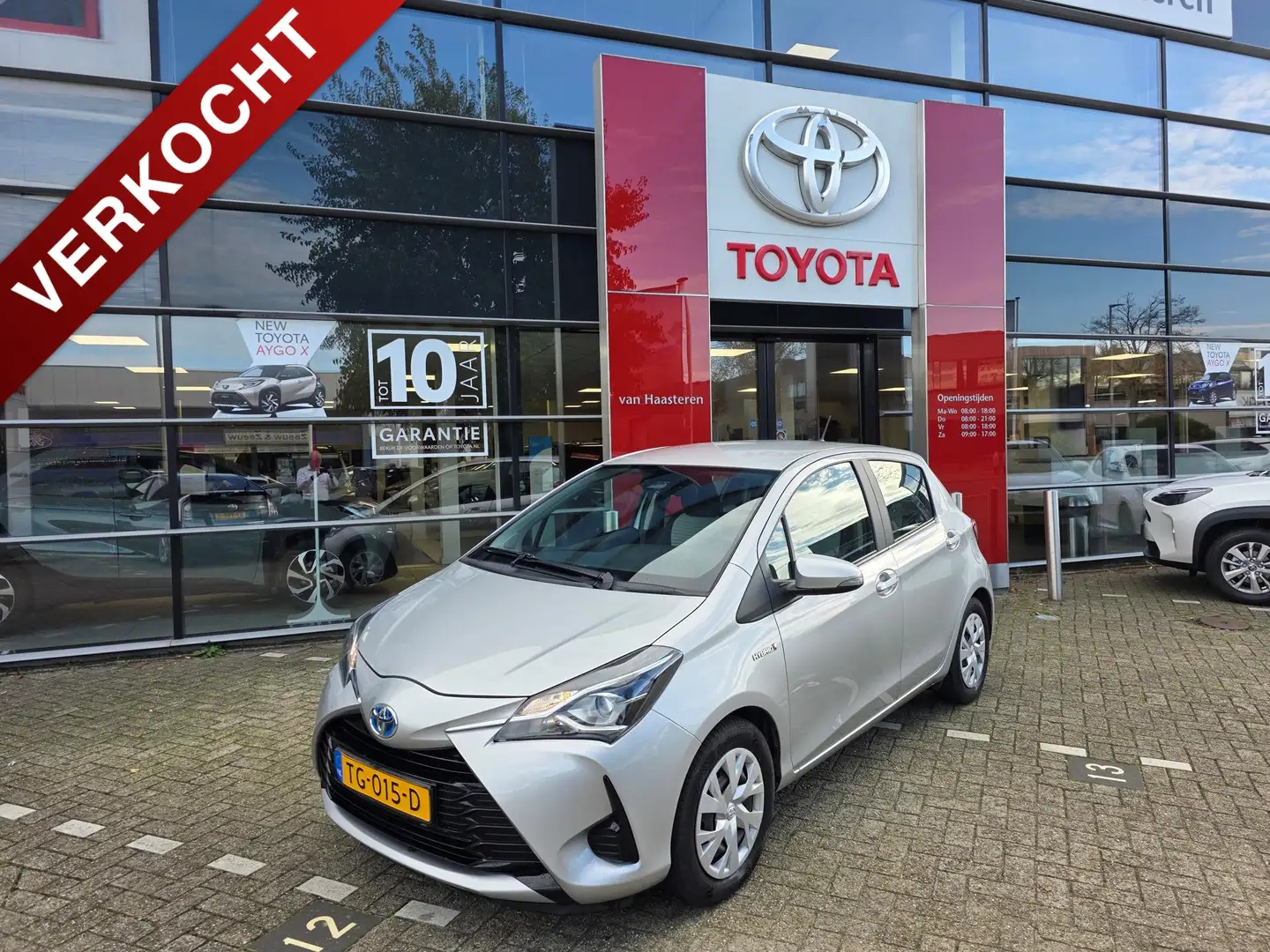 Toyota Yaris 1.5 Hybrid 100pk 5D CVT Active Grijs - 1