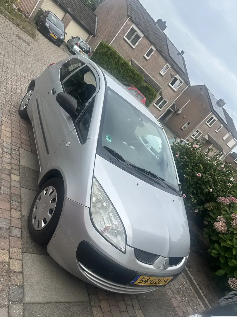 Mitsubishi Colt 1.1 Silverline Grijs - 2