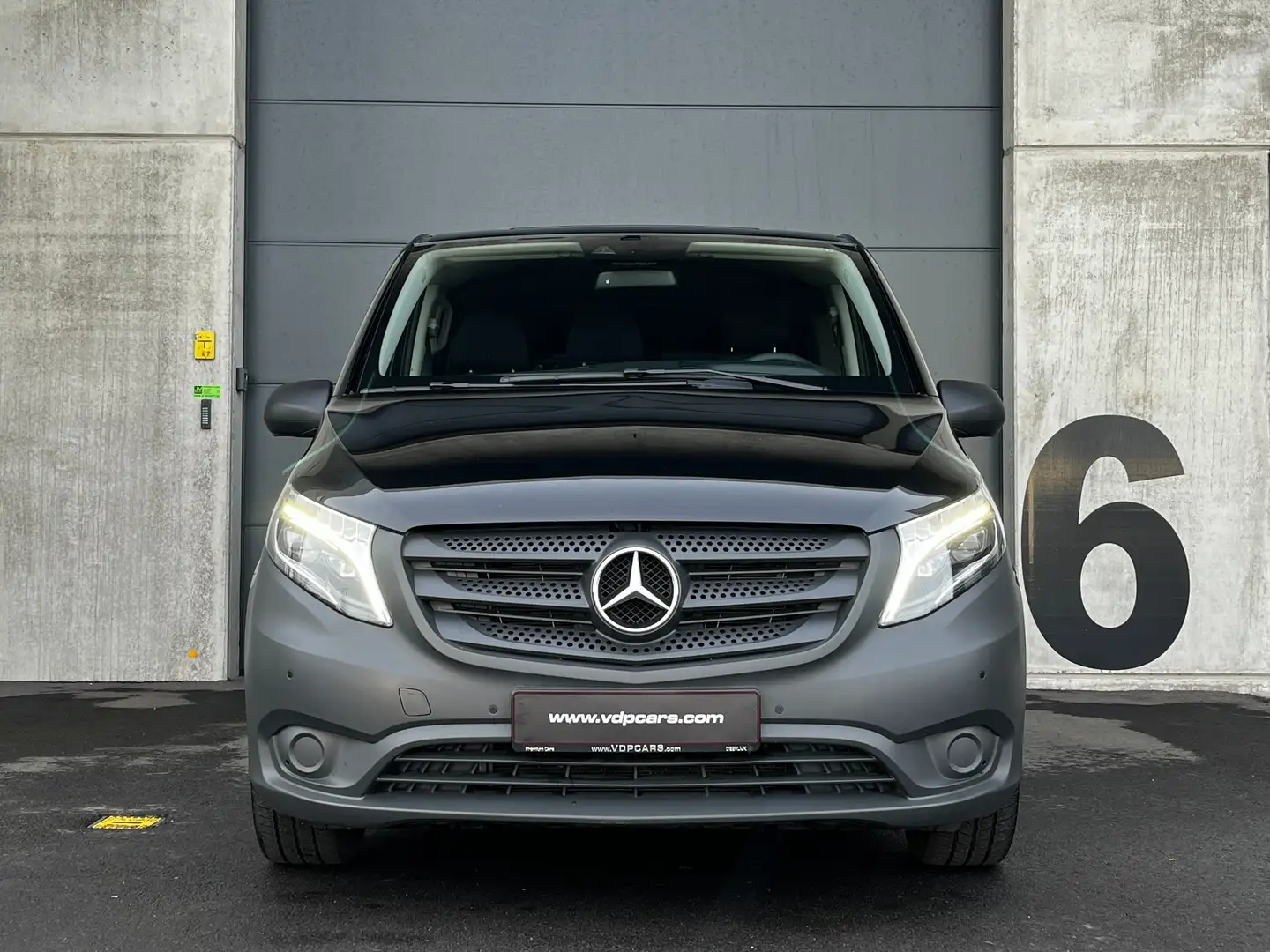 Mercedes-Benz Vito 124(237PK) TOURER PRO 9G LED 9ZIT NAVI ELEKTR DOOR Grijs - 2