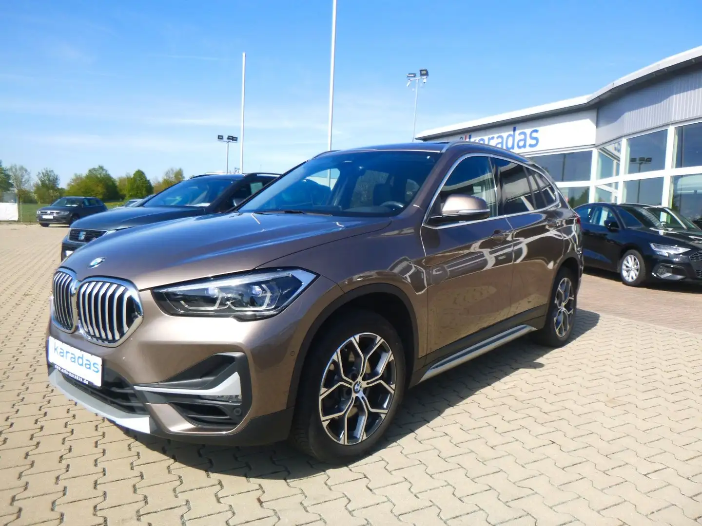 BMW X1 sDrive 20 i xLine AUT/Pano/NAV/LED/Sitzheiz Beige - 1