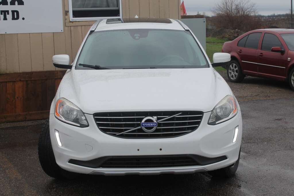 2017 Volvo XC60 T6 Drive-E Premier AWD | Clean CARFAX | Nav Sunroo alt 3