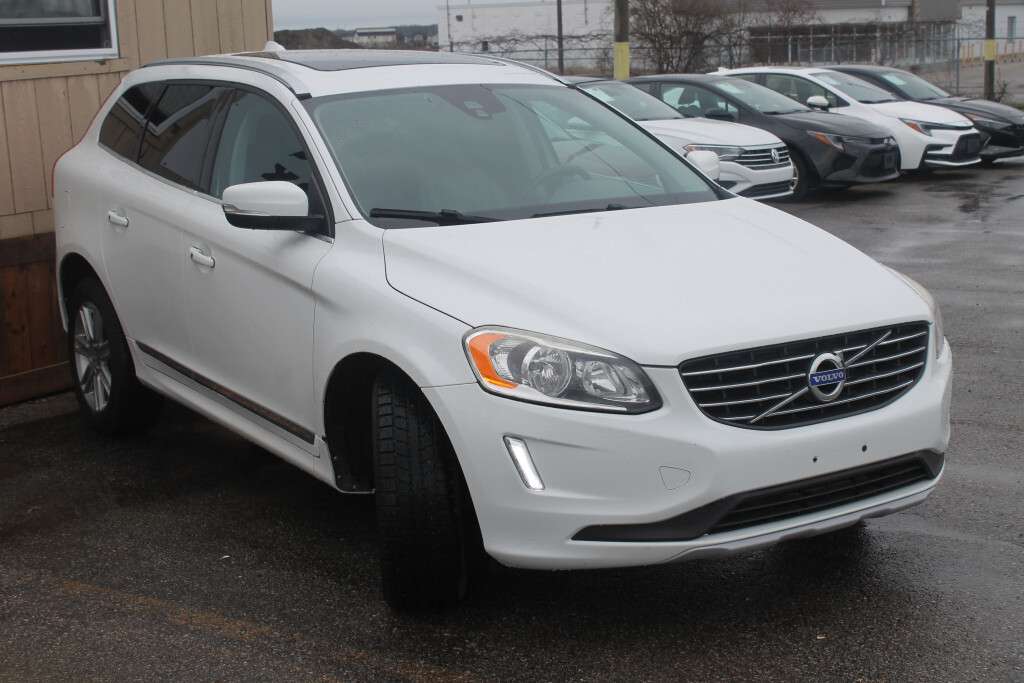 2017 Volvo XC60 T6 Drive-E Premier AWD | Clean CARFAX | Nav Sunroo alt 4