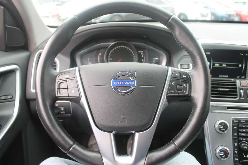 2017 Volvo XC60 T6 Drive-E Premier AWD | Clean CARFAX | Nav Sunroo thumb 16