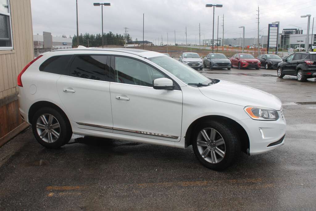 2017 Volvo XC60 T6 Drive-E Premier AWD | Clean CARFAX | Nav Sunroo alt 5