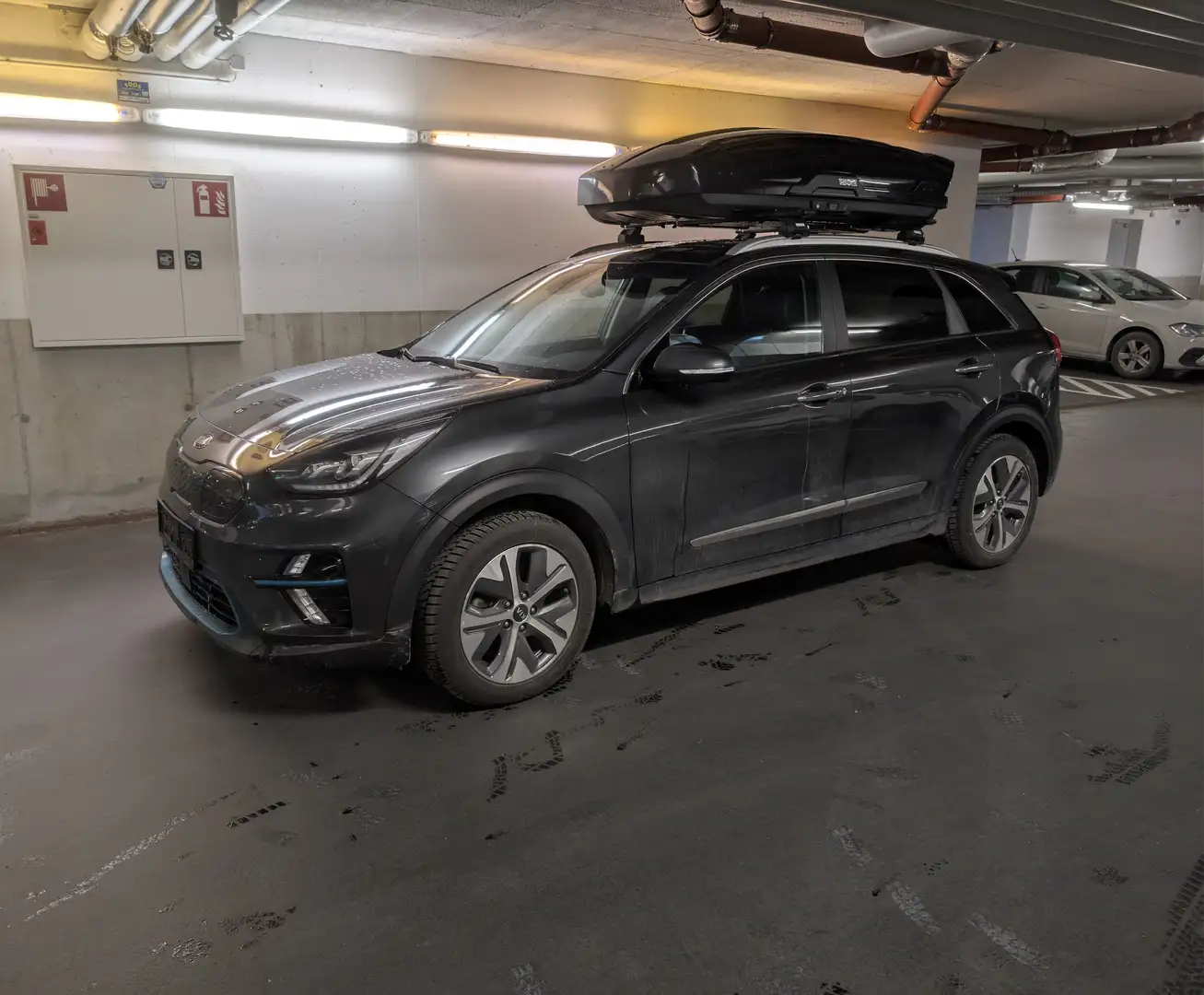 Kia e-Niro Platin Long-Range 64KW - 8x Felgen, Kamera, Navi, AHK, Dachbox, Schneeketten etc. Grau - 1