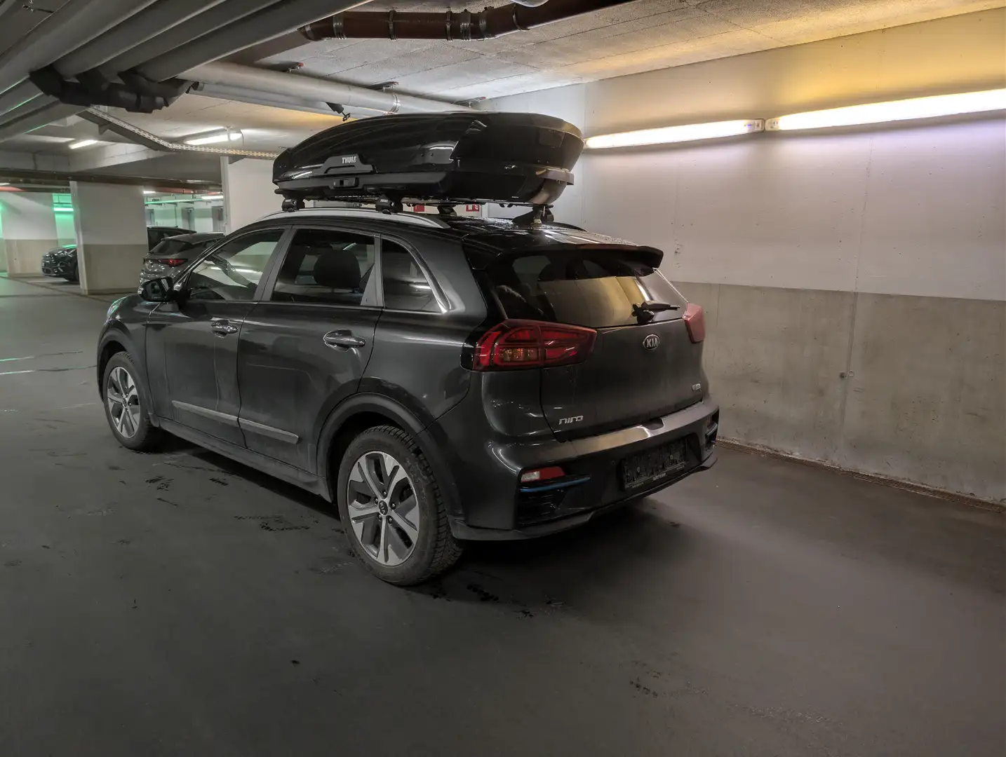 Kia e-Niro Platin Long-Range 64KW - 8x Felgen, Kamera, Navi, AHK, Dachbox, Schneeketten etc. Grau - 2