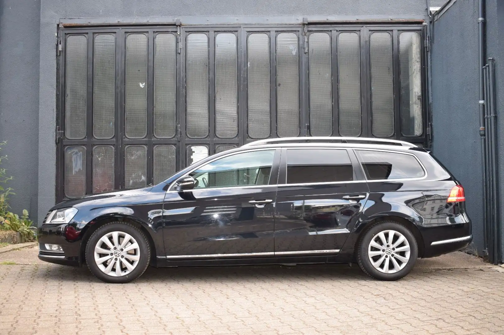 Volkswagen Passat Variant 1,8 Comfortline Xenon AHK Navi Schwarz - 2