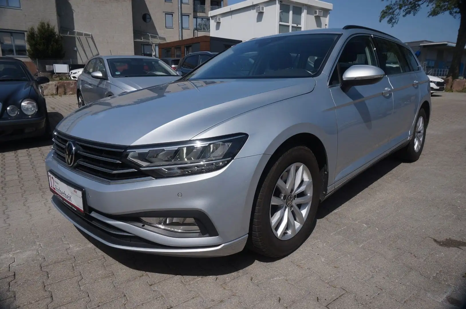 Volkswagen Passat Variant Passat VR.Busin.AUT*AHK*NAV*SHZ*ACC*LED*CAM*SPUR Argento - 1