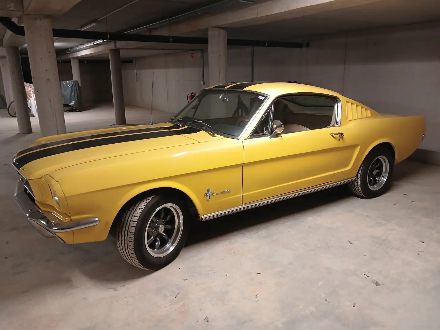 Ford Mustang žuta - 2