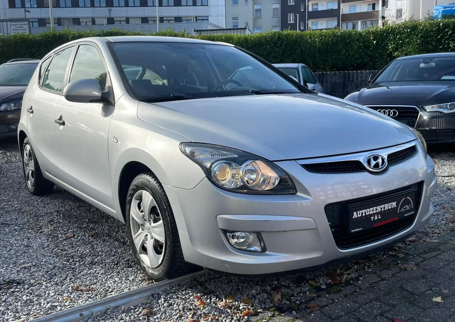 Hyundai i30 1.4 Edition+ *NAVI*KLIMA*USB*TÜV NEU* Grau - 1