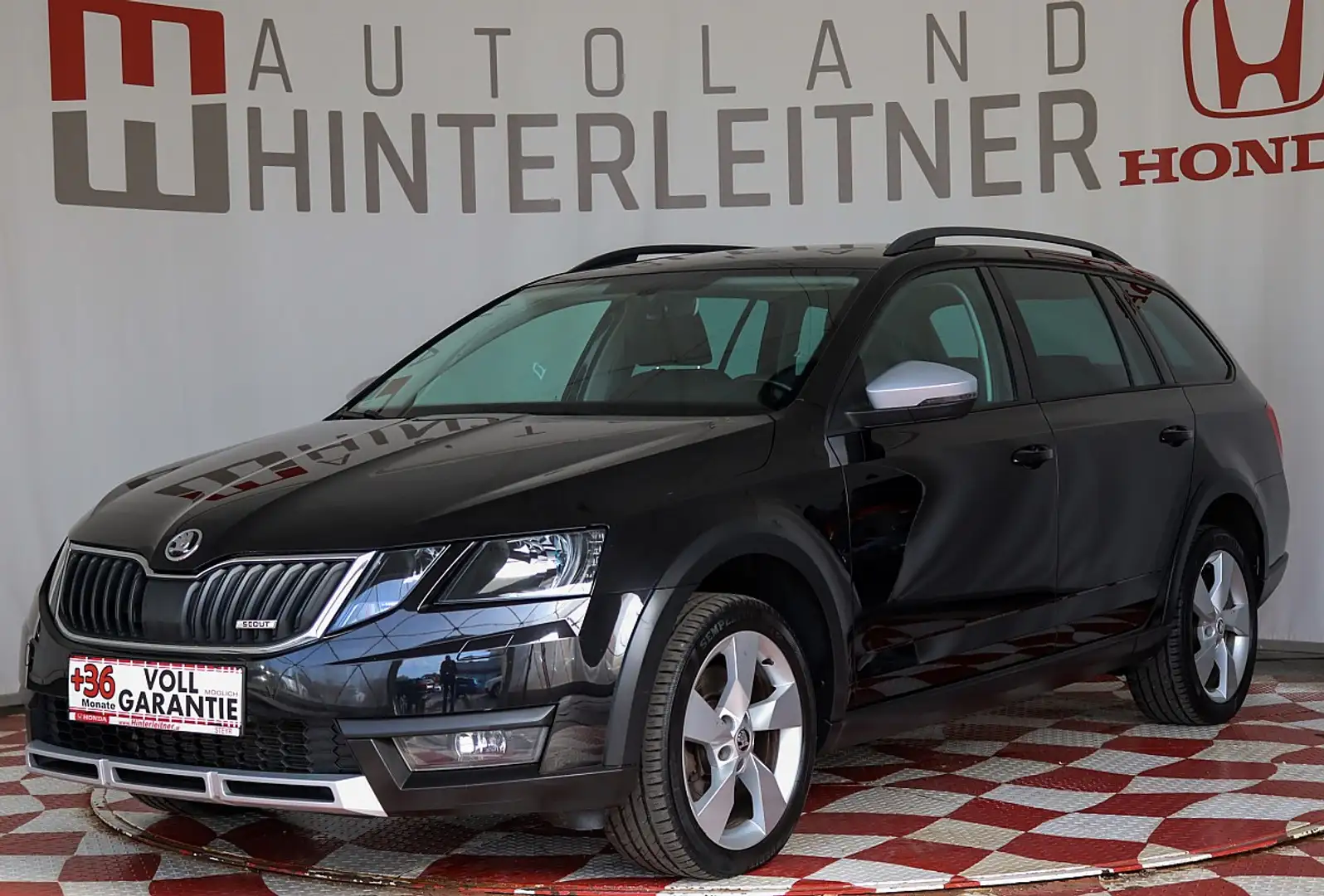Skoda Octavia Scout 2,0 TDI 4x4 DSG NAVI PDC AHV Zwart - 1