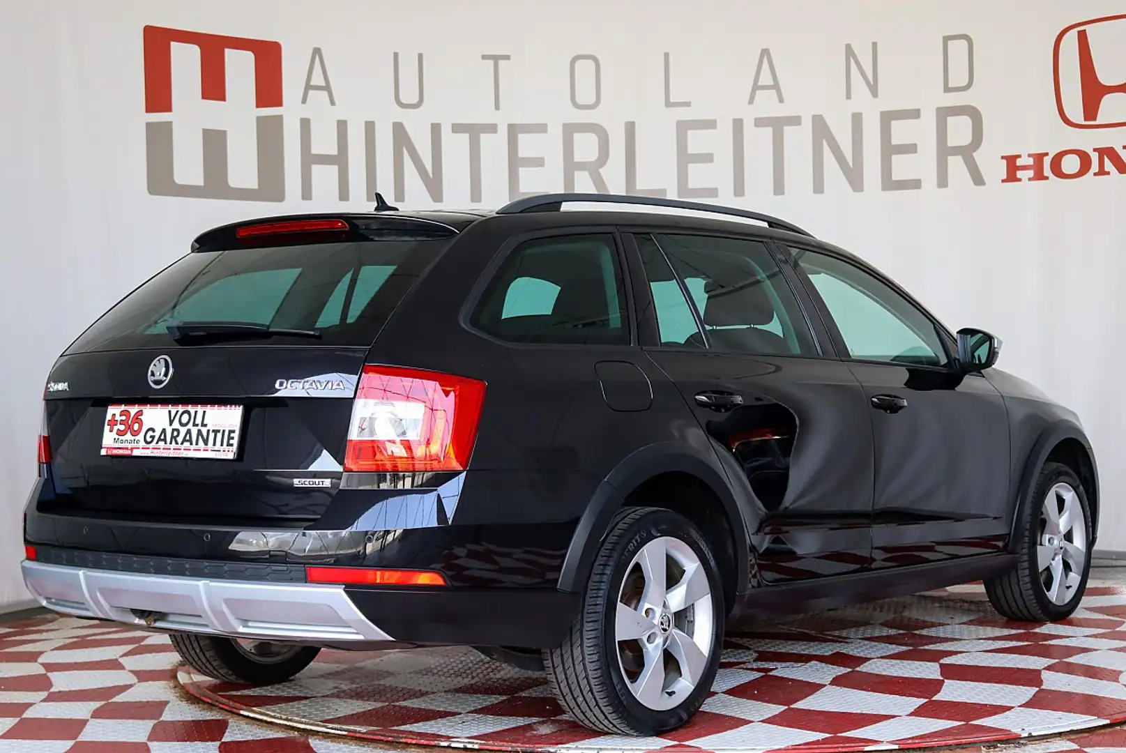 Skoda Octavia Scout 2,0 TDI 4x4 DSG NAVI PDC AHV Zwart - 2