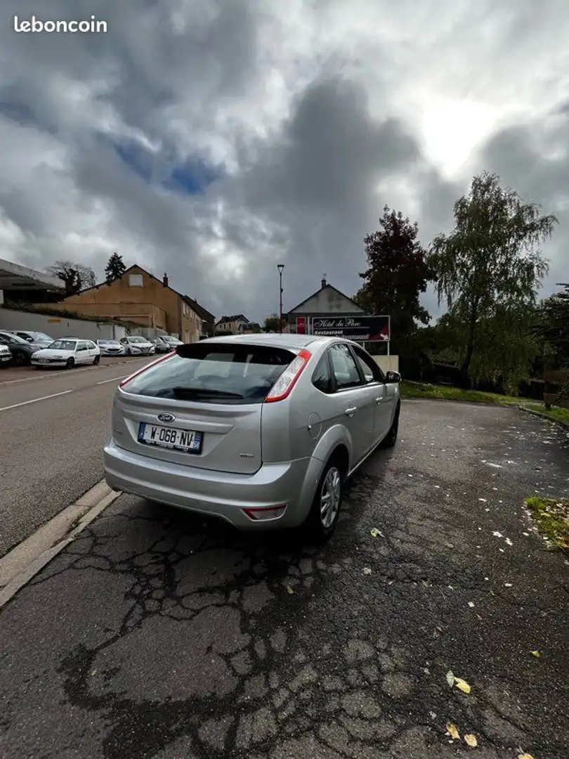 Ford Focus 1.6 TDCI 90 cv Trend Gris - 2