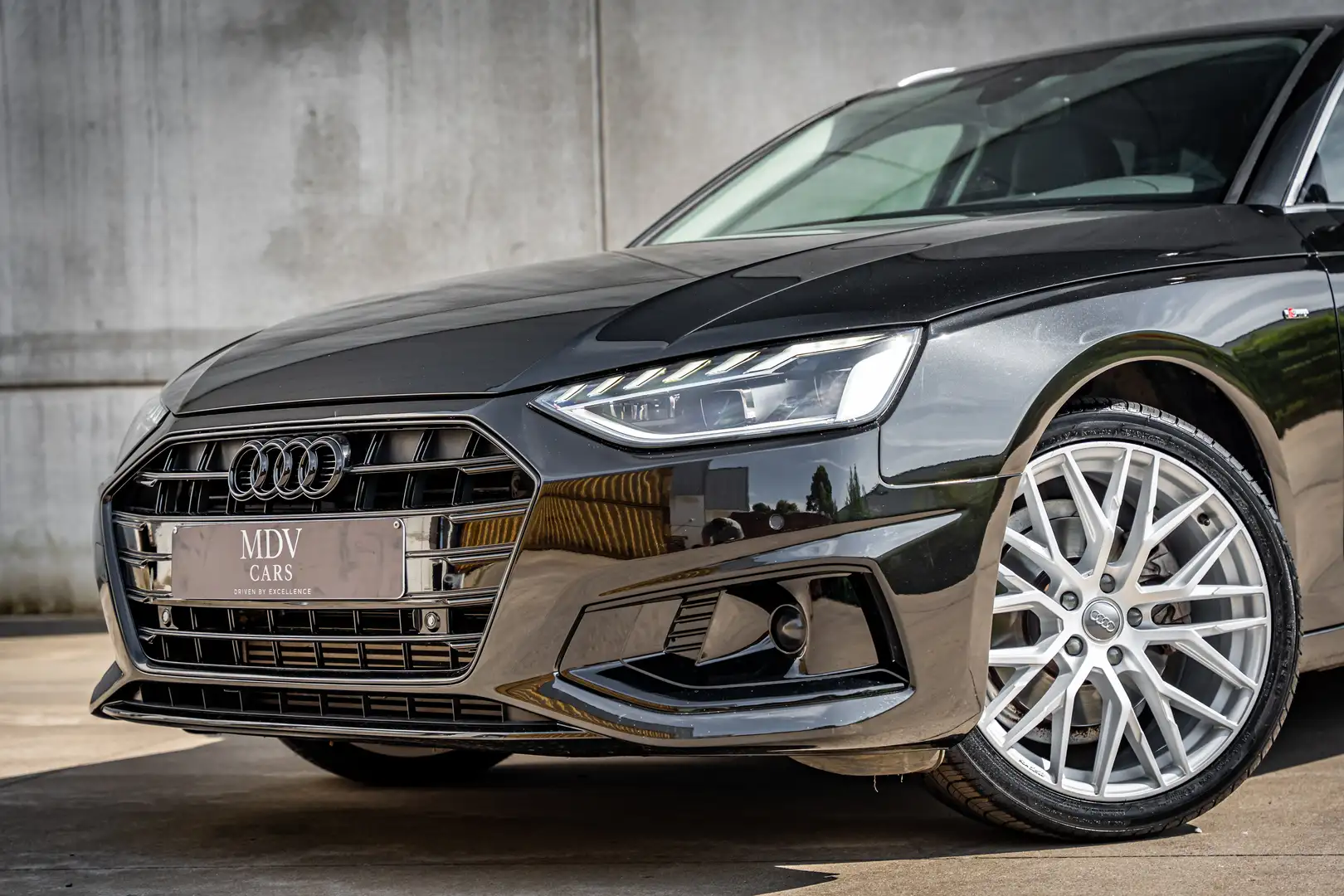 Audi A4 S-LINELOOK Zwart - 2