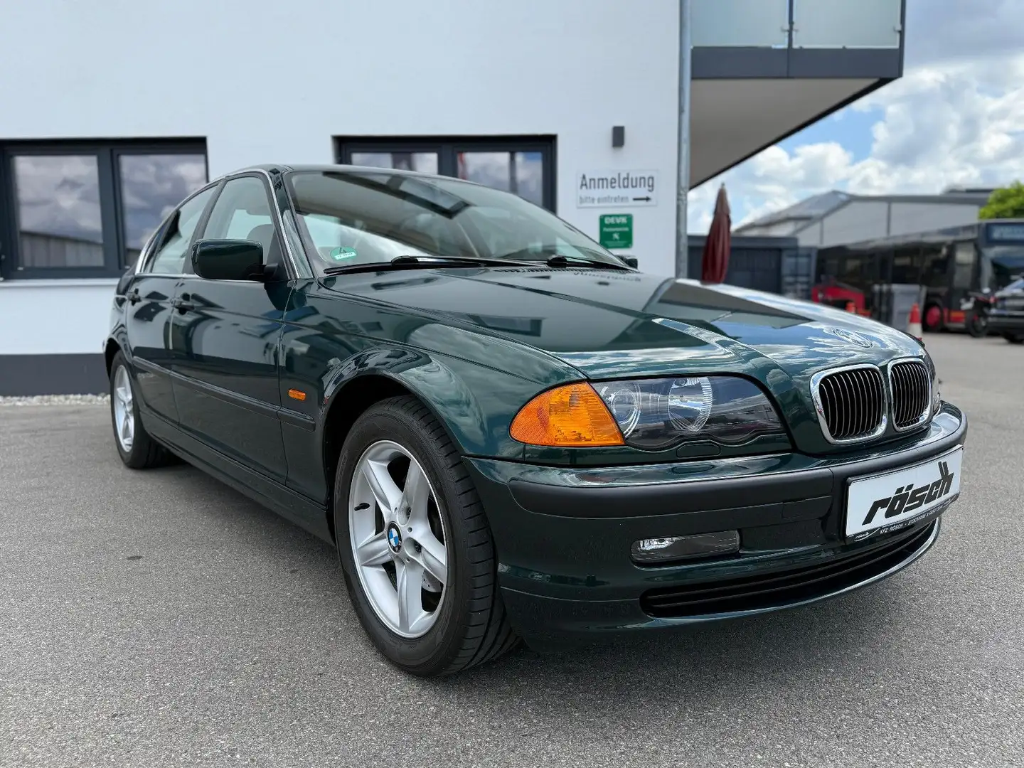 BMW 320 i Lim. TEILLEDER KLIMAAUTOM. XENON WENIGE KM Grün - 1