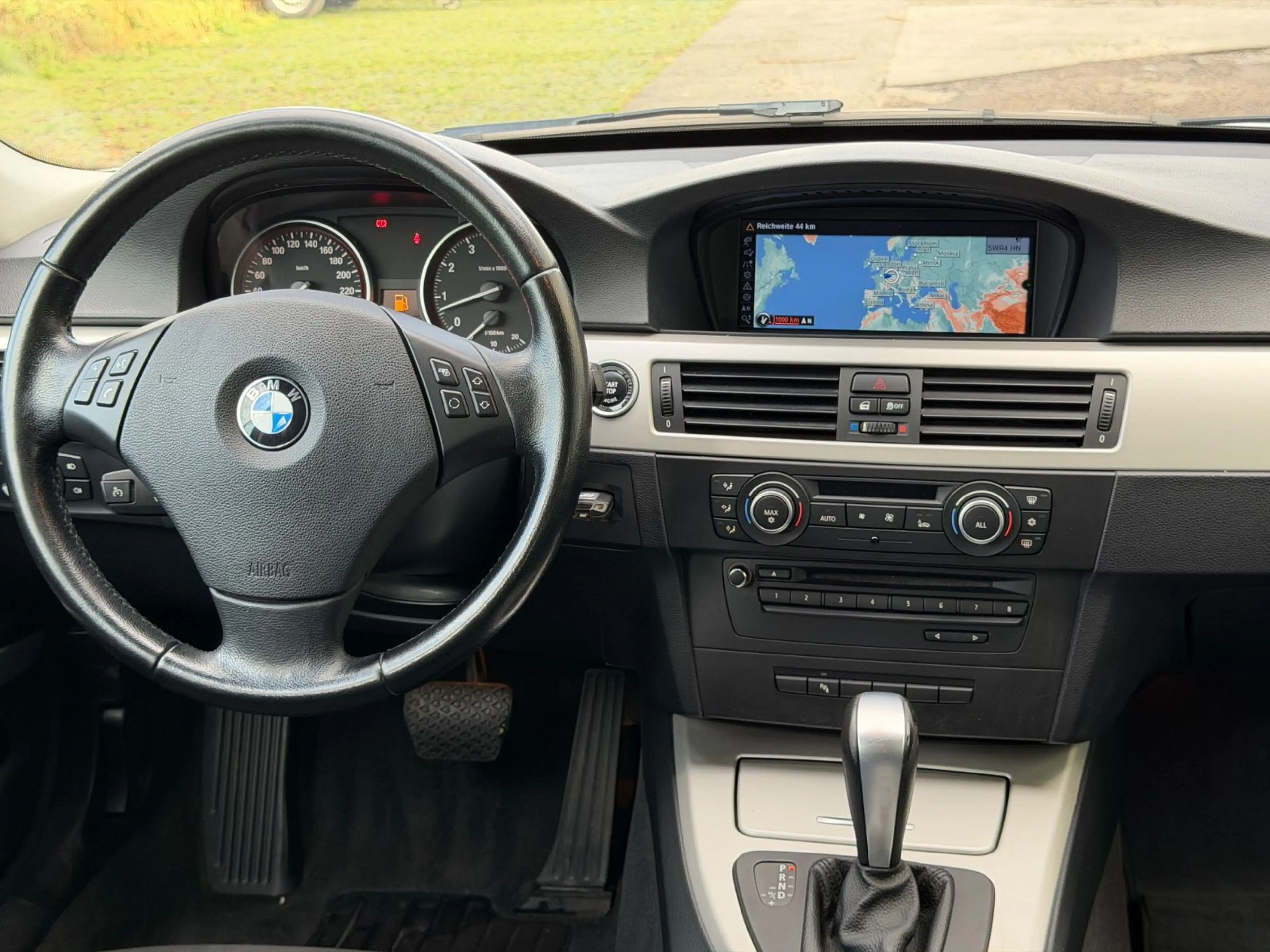 BMW 325 i Touring AUT*XEN*AHK*2.HAND*NAVI* — photo 14