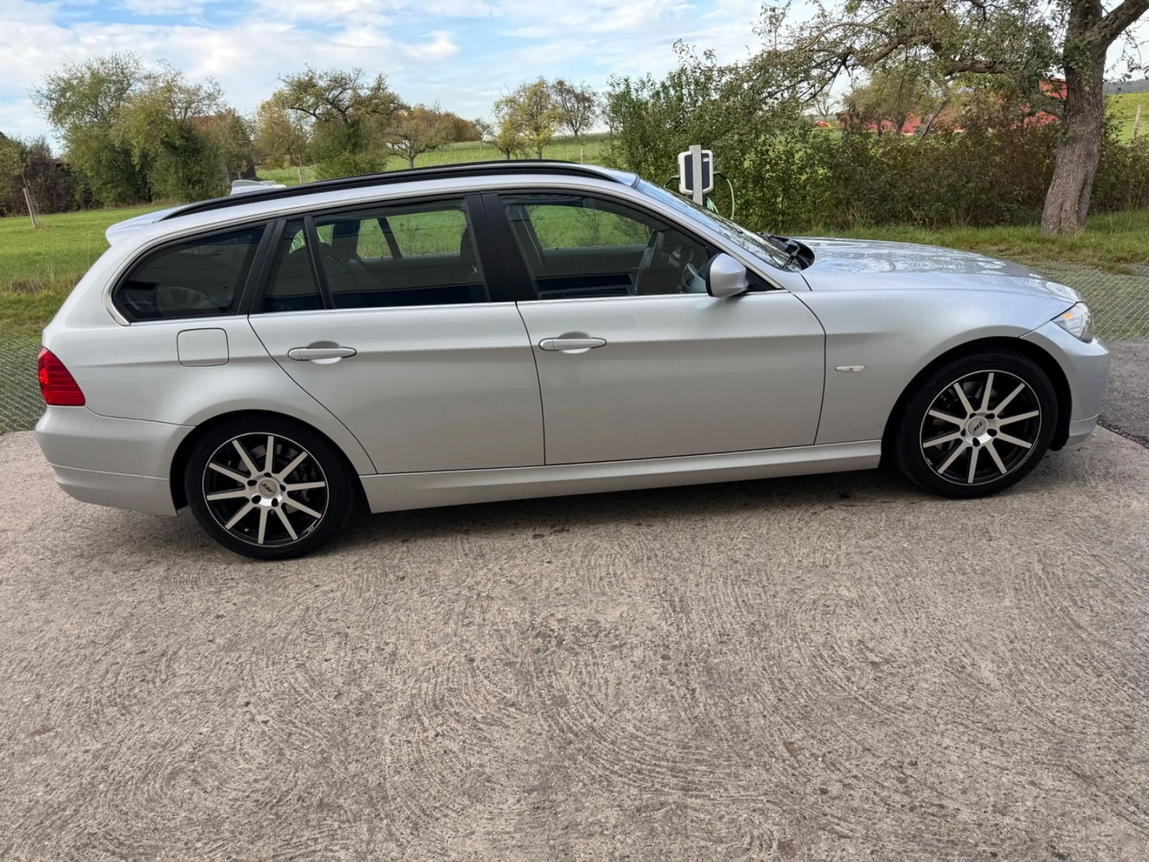 BMW 325 i Touring AUT*XEN*AHK*2.HAND*NAVI* — photo 5