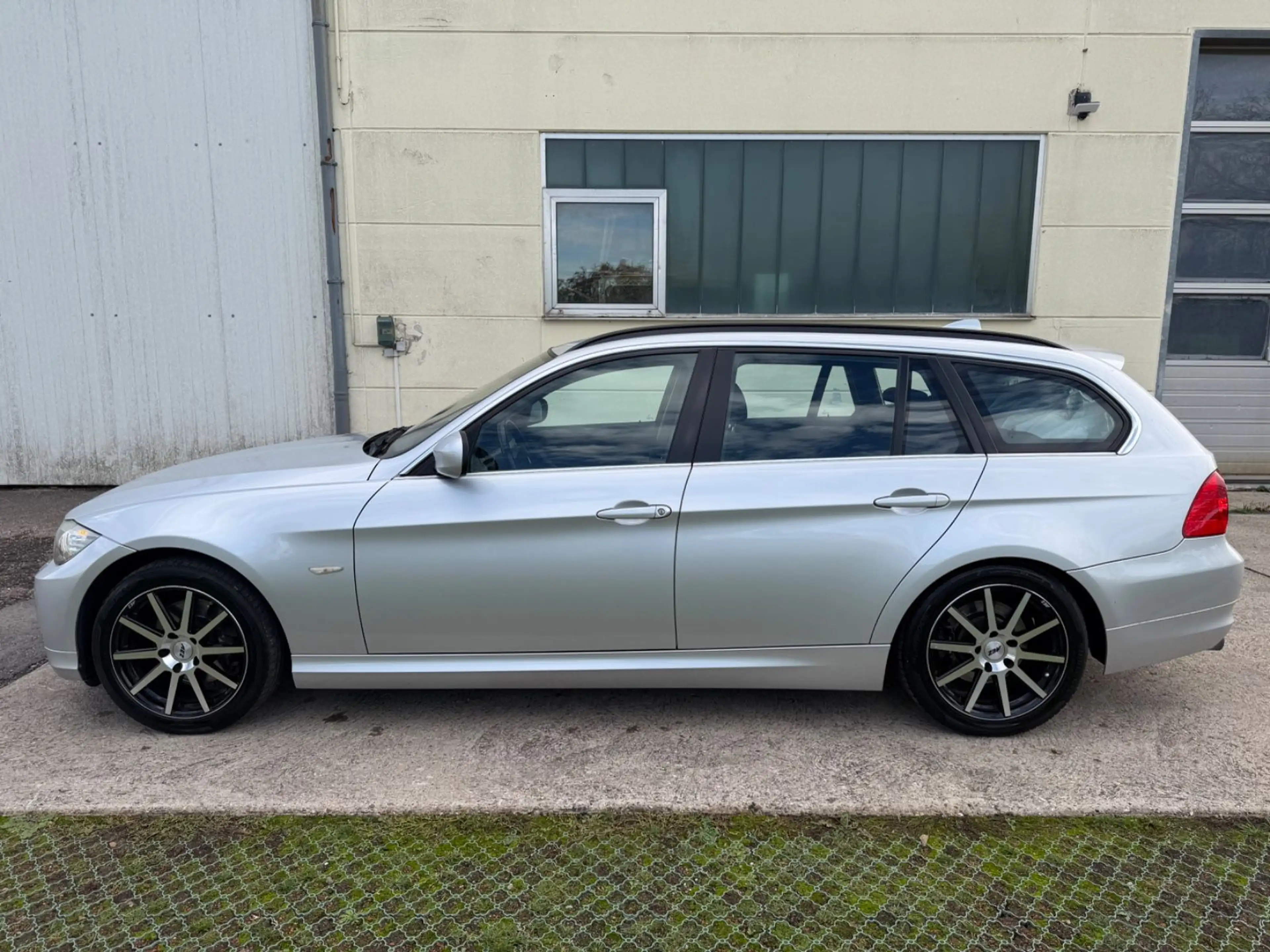 BMW 325 i Touring AUT*XEN*AHK*2.HAND*NAVI* — photo 10