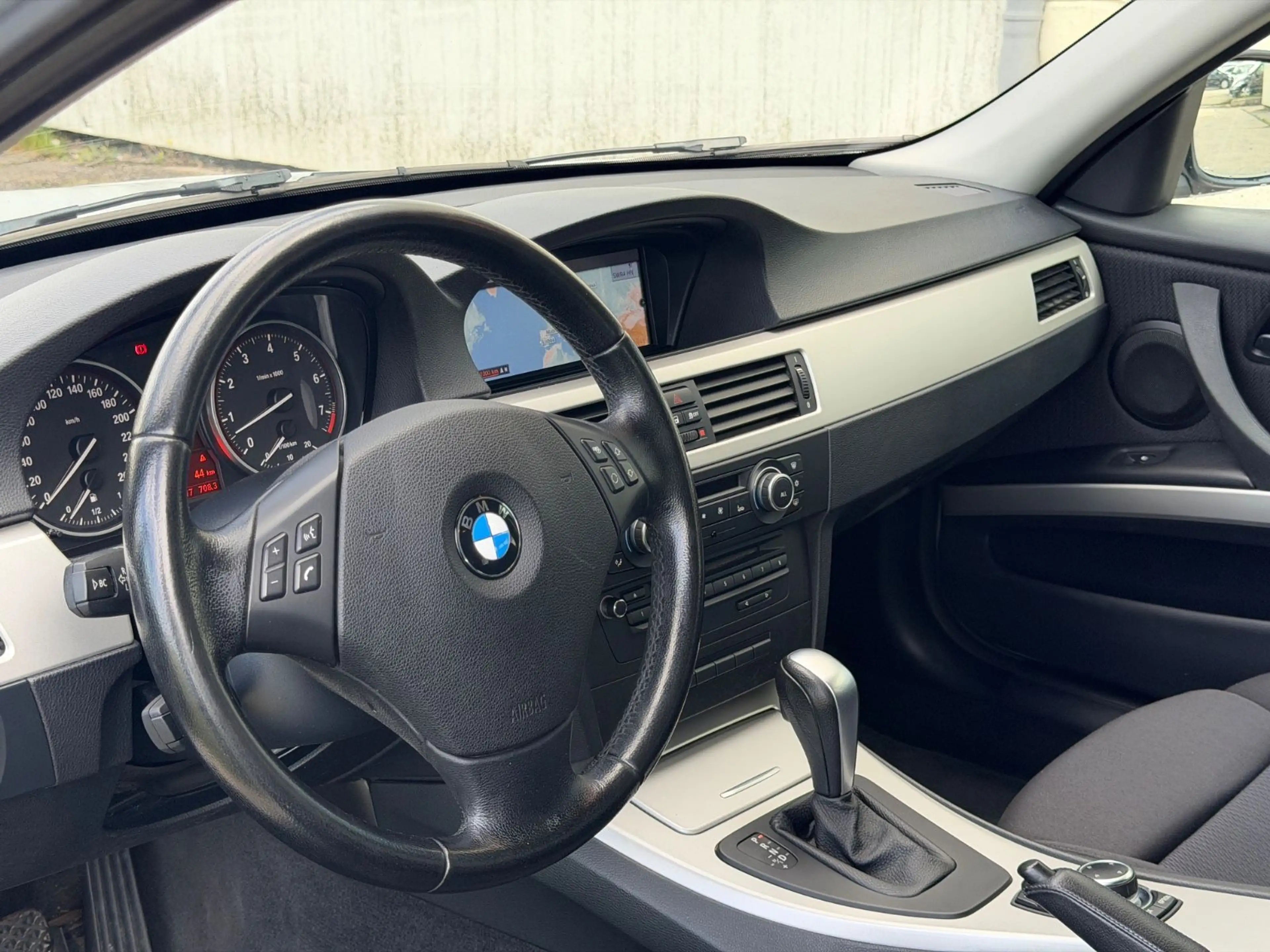 BMW 325 i Touring AUT*XEN*AHK*2.HAND*NAVI* — photo 12
