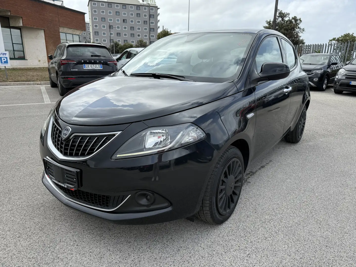 Lancia Ypsilon 1.0 firefly hybrid Silver s&s 70cv Чорний - 1