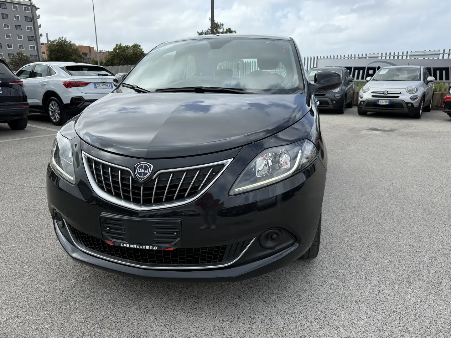Lancia Ypsilon 1.0 firefly hybrid Silver s&s 70cv Schwarz - 2