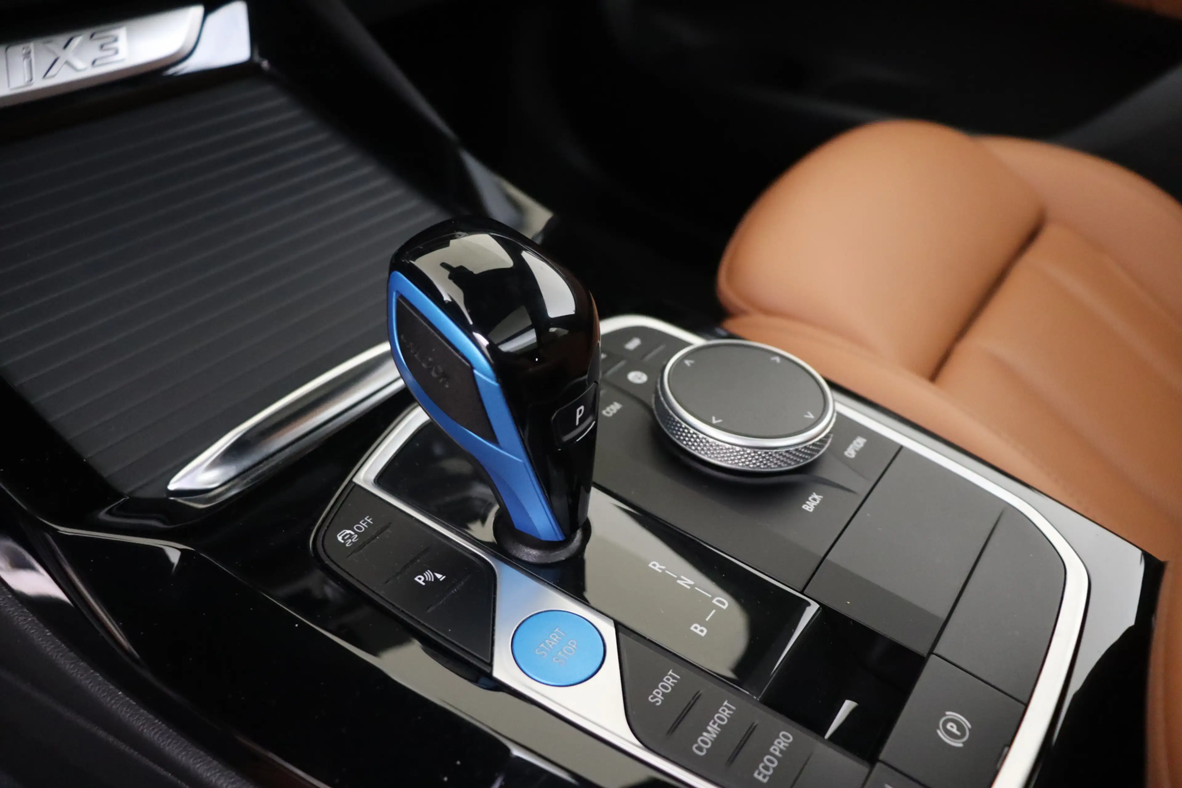 BMW iX3 Executive / Sportstoelen / Adaptieve LED / Achteru — photo 6