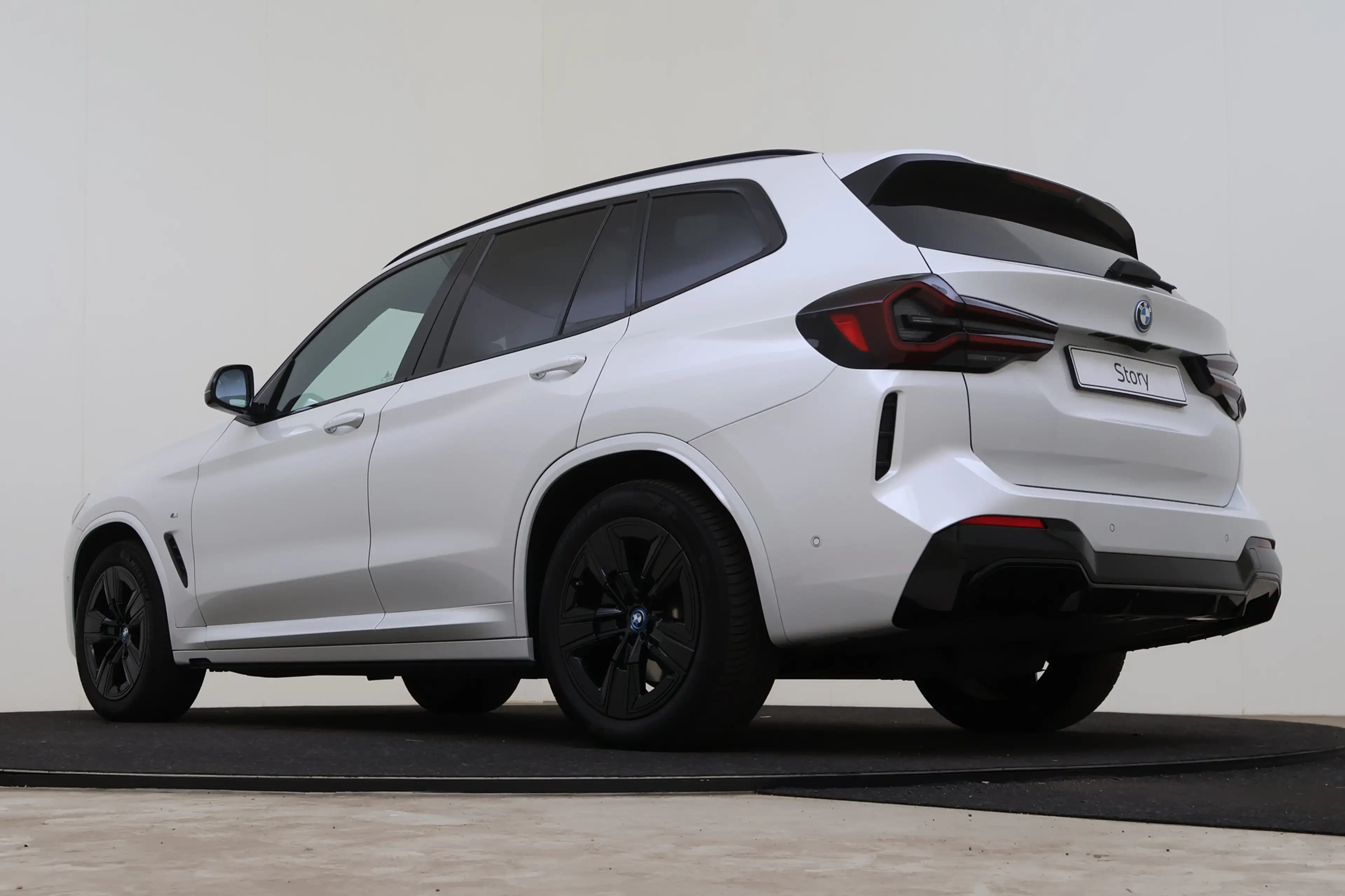 BMW iX3 Executive / Sportstoelen / Adaptieve LED / Achteru — photo 11