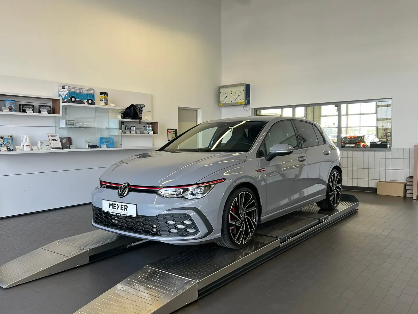Volkswagen Golf VIII GTI 2.0 TSI DSG *IQ.Light,DCC,SOUND,LM'-19* Grijs - 2