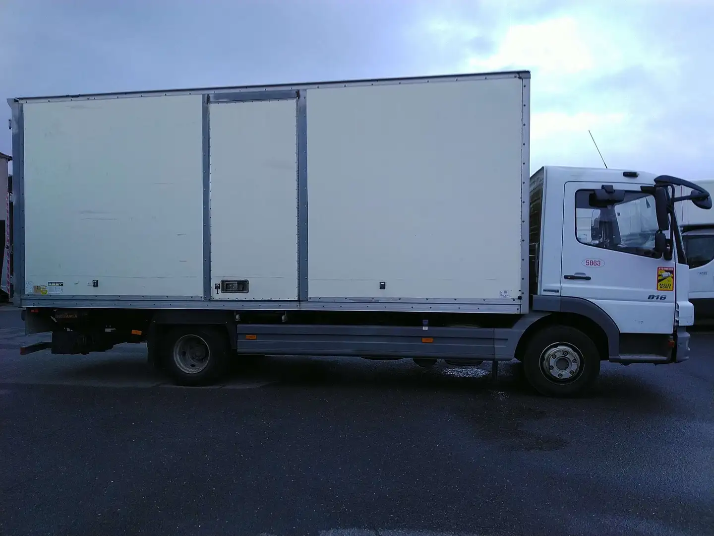 Mercedes-Benz Atego White - 2