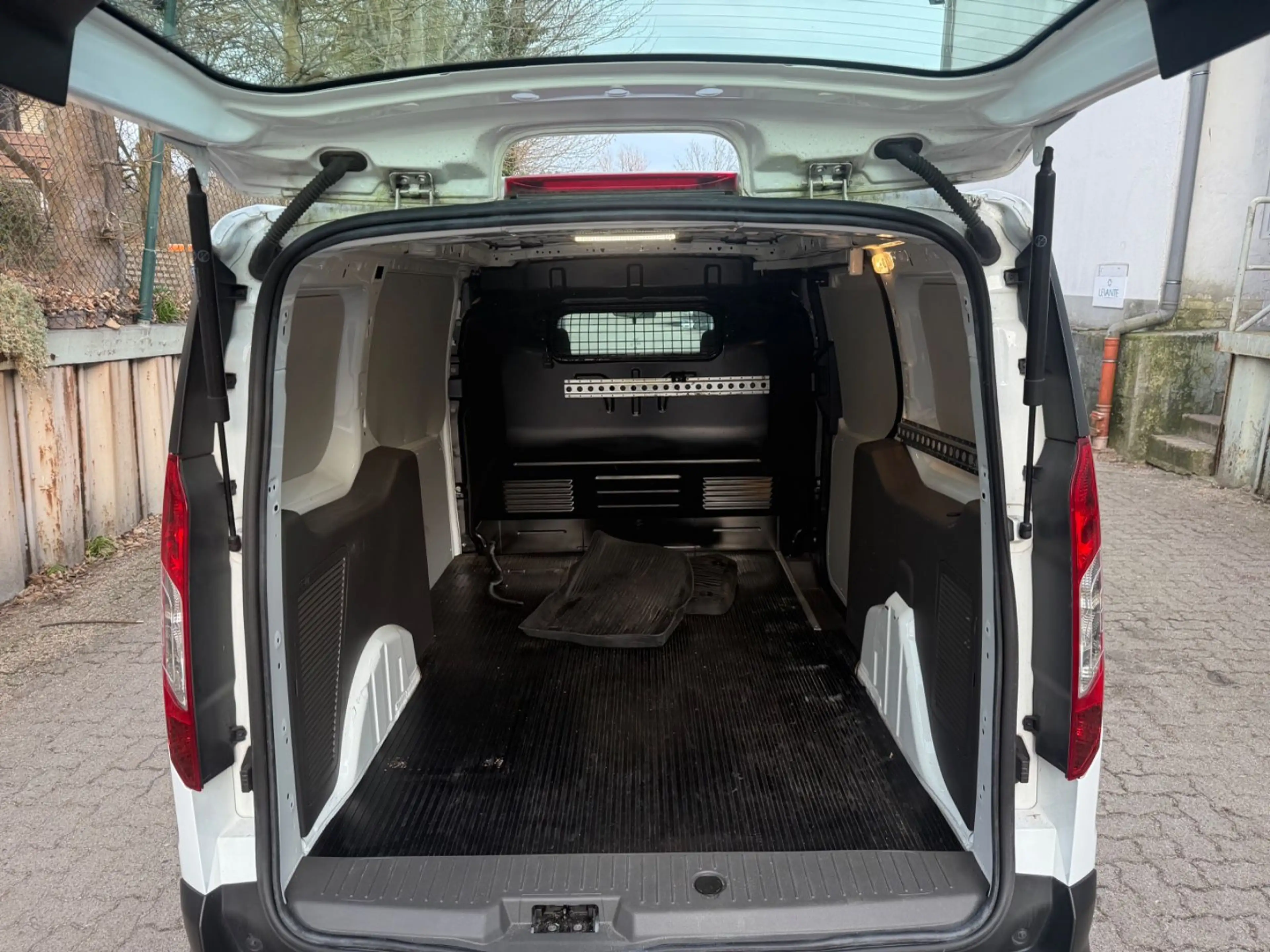 Ford Transit Connect 1,5 TDCI PDC Standheizung Autom. — photo 9