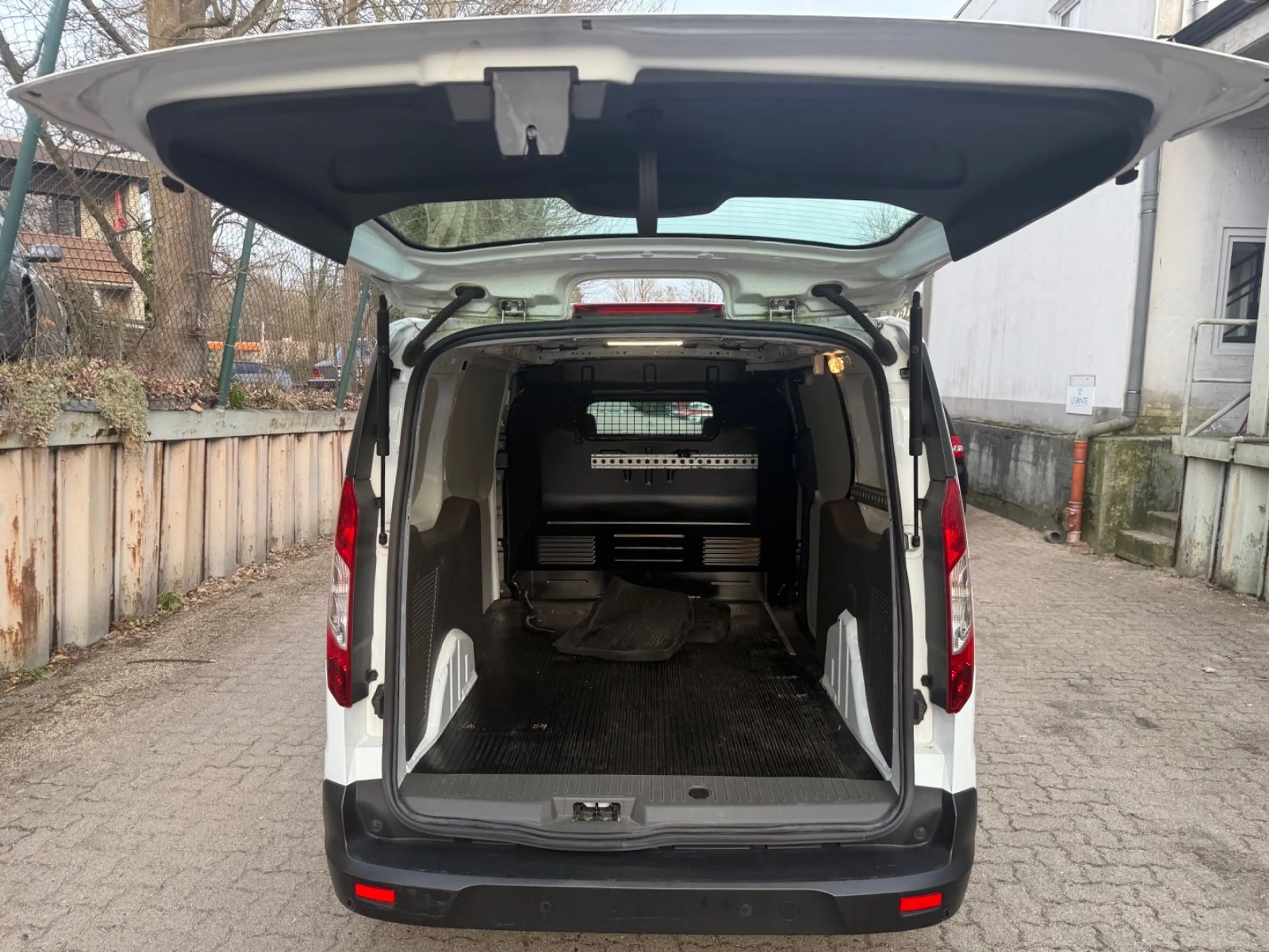 Ford Transit Connect 1,5 TDCI PDC Standheizung Autom. — photo 8