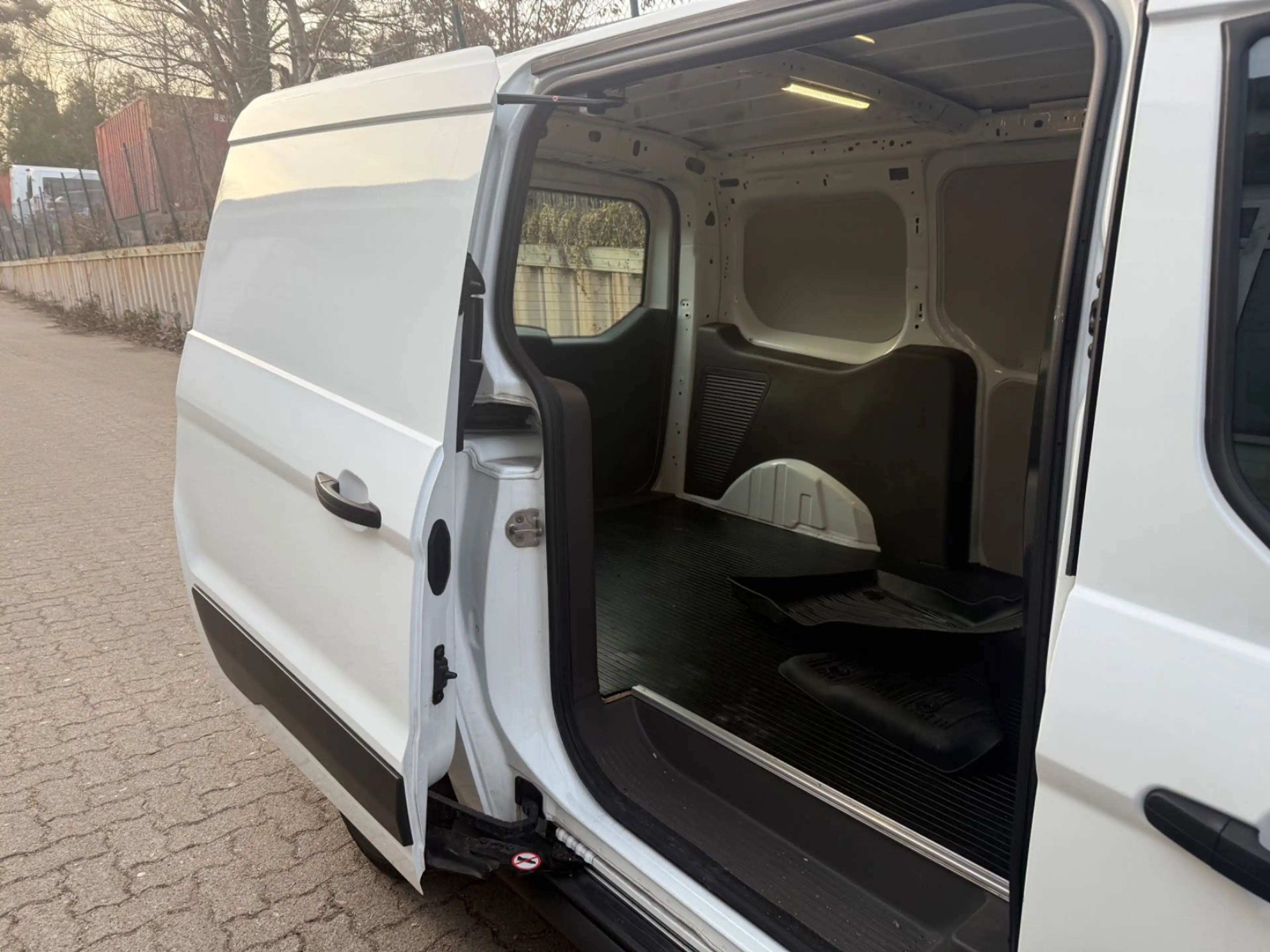 Ford Transit Connect 1,5 TDCI PDC Standheizung Autom. — photo 11